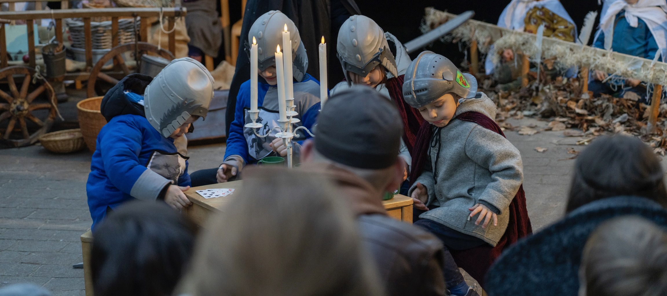 Die Ritter bei Trank und Kartenspiel